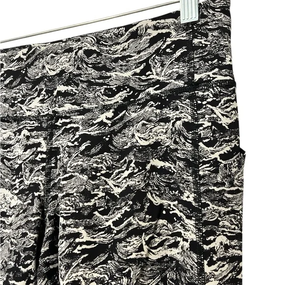 Women’s LuLuLemon Pace Rival Crops—size 8 - Picture 2 of 7